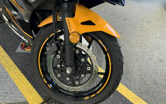 2018 Kawasaki Ninja® 400 ABS Pearl Solar Yellow/Pearl Storm Gray/Ebony