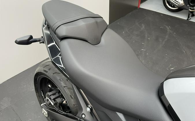 2025 Triumph Daytona 660 White/Black