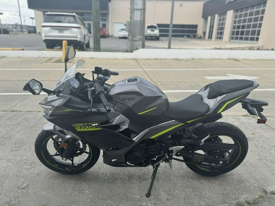 2021 Kawasaki Ninja 400 ABS Metallic Gray/Metallic Magnetic Dar