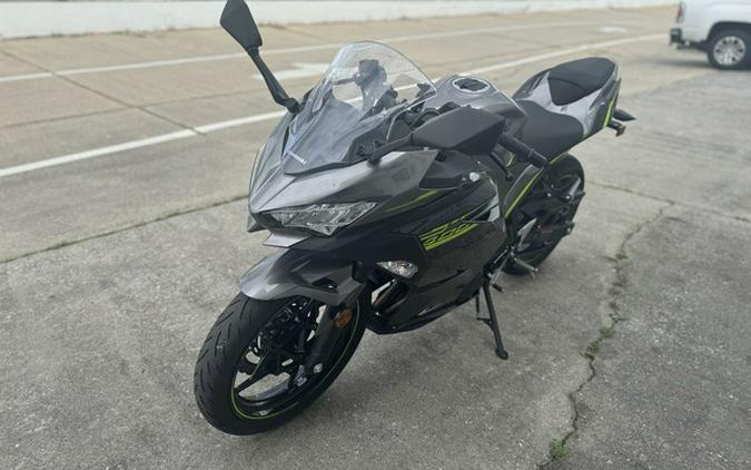 2021 Kawasaki Ninja 400 ABS Metallic Gray/Metallic Magnetic Dar