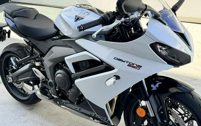 2025 Triumph Daytona 660 Snowdonia White/Sapphire Black