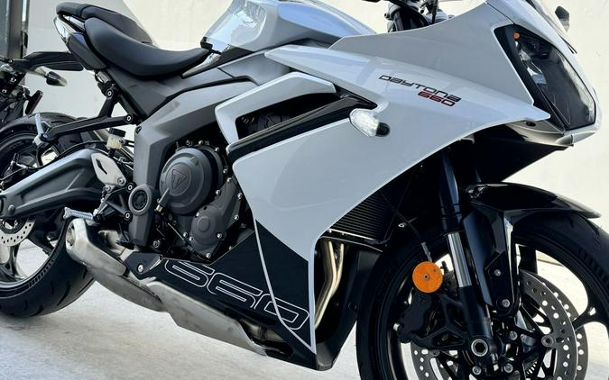 2025 Triumph Daytona 660 Snowdonia White/Sapphire Black