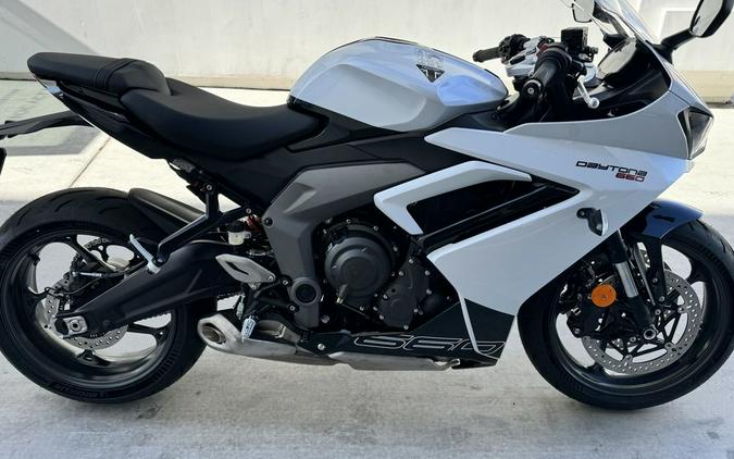 2025 Triumph Daytona 660 Snowdonia White/Sapphire Black