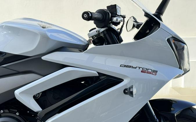 2025 Triumph Daytona 660 Snowdonia White/Sapphire Black