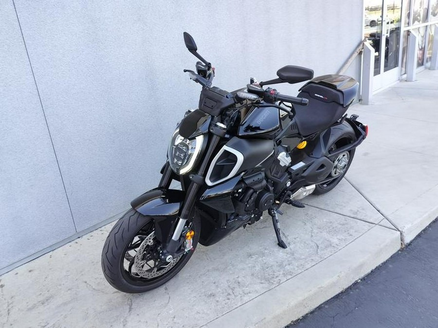 2024 Ducati Diavel V4 Black