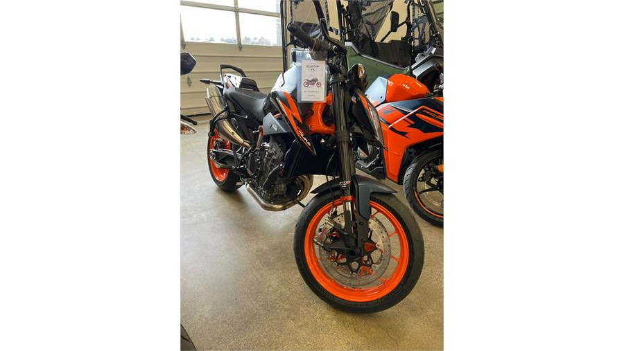 2022 KTM 890 DUKE R