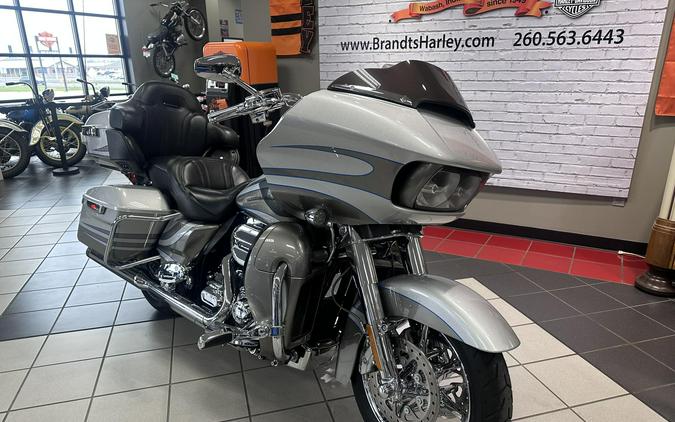 2016 Harley-Davidson® CVO™ Road Glide® Ultra Stardust Silver/Palladium Silver