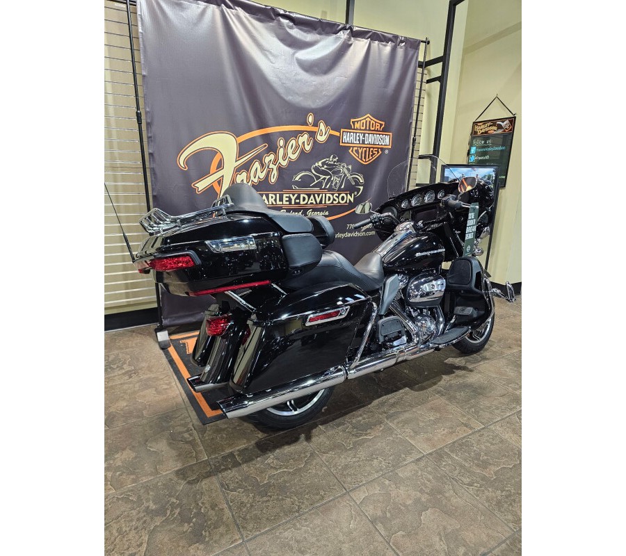2021 Harley-Davidson® Ultra Limited Vivid Black - Black Finish