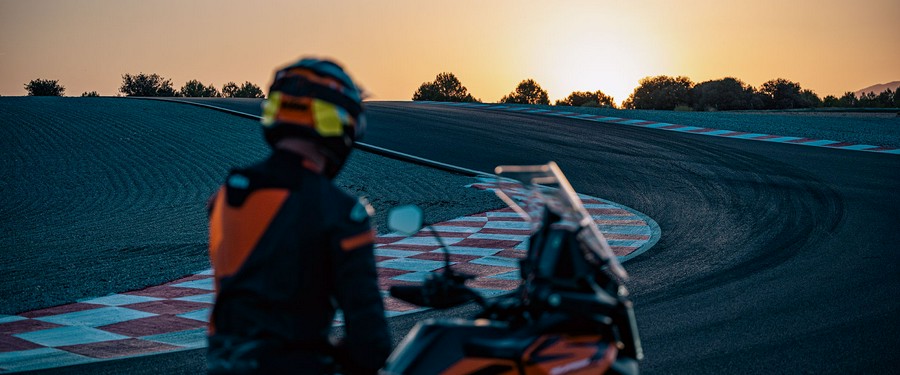 2027 KTM 1390 Super Adventure S EVO