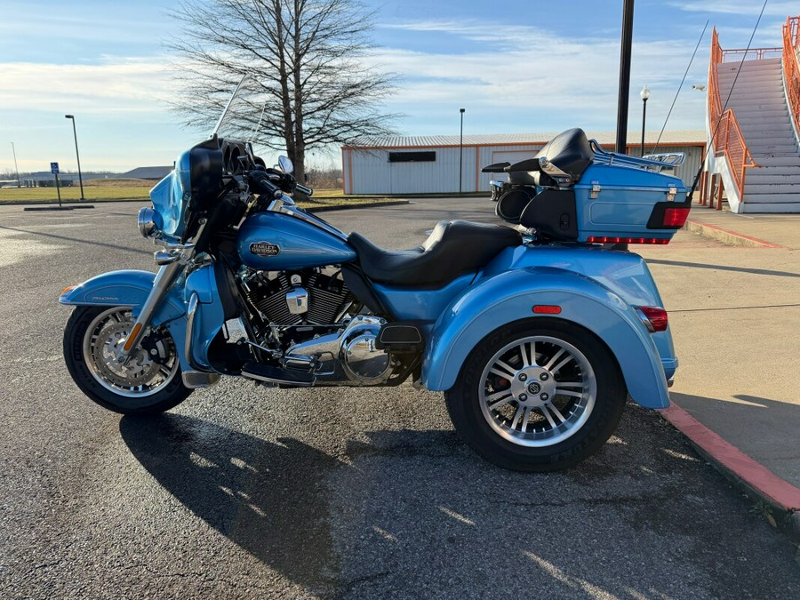 2011 Harley-Davidson® Tri Glide™ Ultra Classic® Cool Blue Pearl