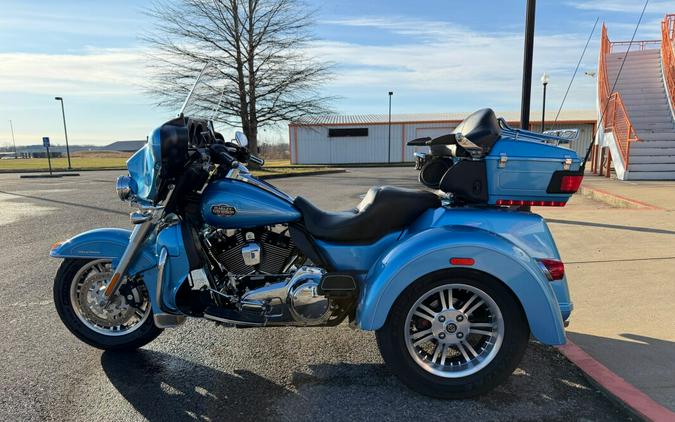 2011 Harley-Davidson® Tri Glide™ Ultra Classic® Cool Blue Pearl