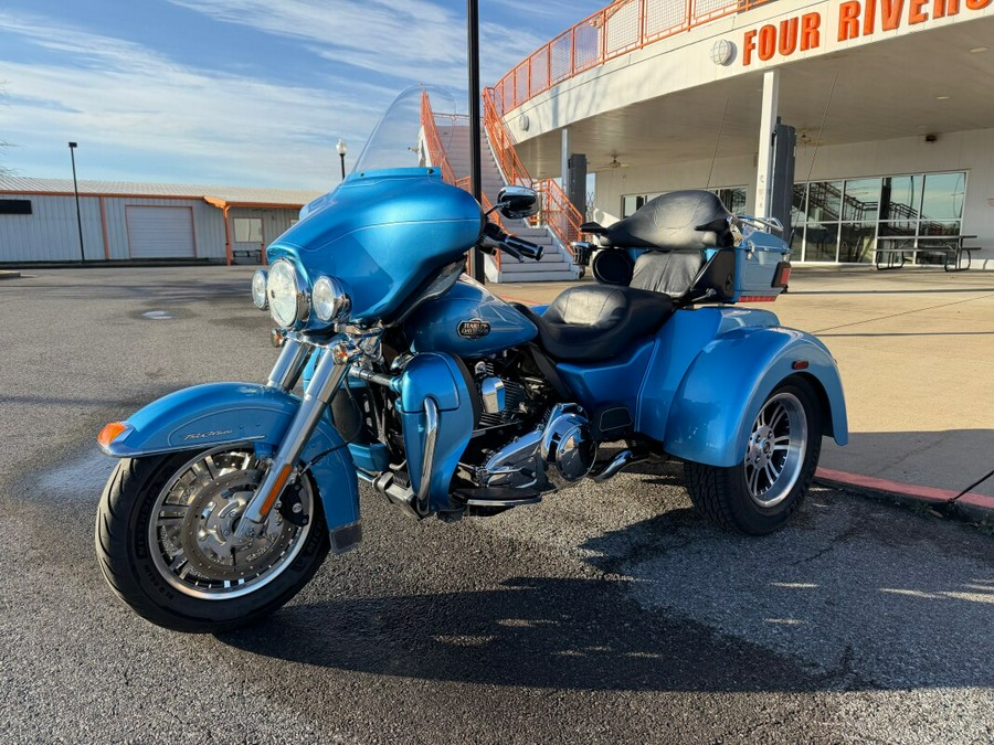 2011 Harley-Davidson® Tri Glide™ Ultra Classic® Cool Blue Pearl