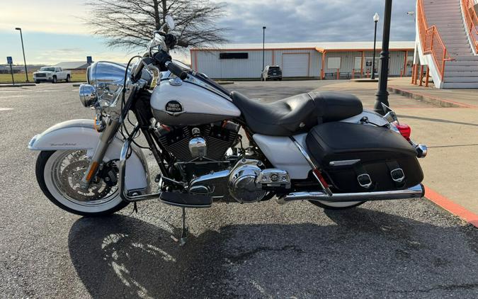 2009 Harley-Davidson® Road King® Classic Two-Tone White Gold Pearl/Pewter Pearl