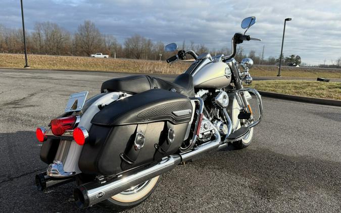 2009 Harley-Davidson® Road King® Classic Two-Tone White Gold Pearl/Pewter Pearl