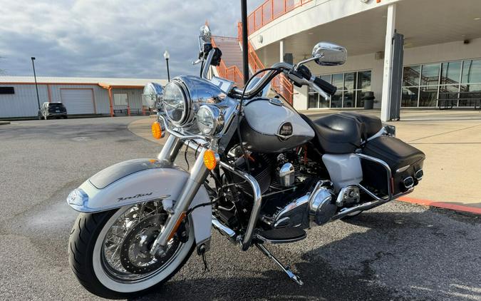 2009 Harley-Davidson® Road King® Classic Two-Tone White Gold Pearl/Pewter Pearl