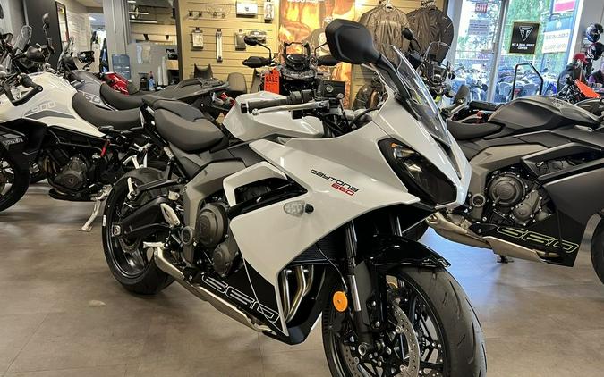 2025 Triumph Daytona 660 Snowdonia White/Sapphire Black