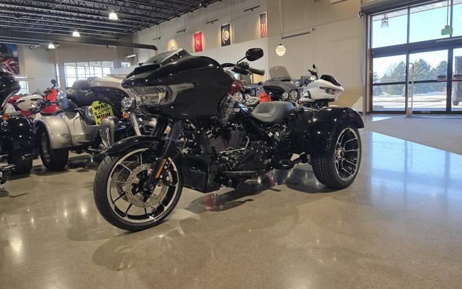 2026 Harley-Davidson® Road Glide 3 Vivid Black