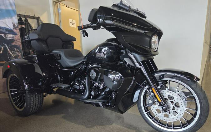 2026 Harley-Davidson® Street Glide 3 Limited Vivid Black