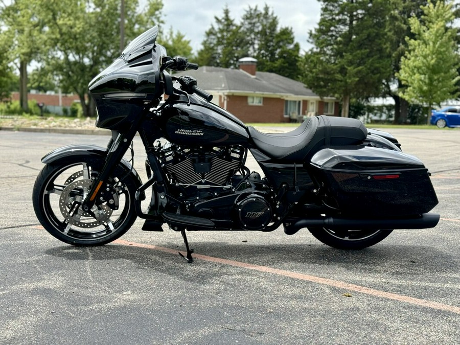 2024 Harley-Davidson Street Glide® Vivid Black - Black Finish