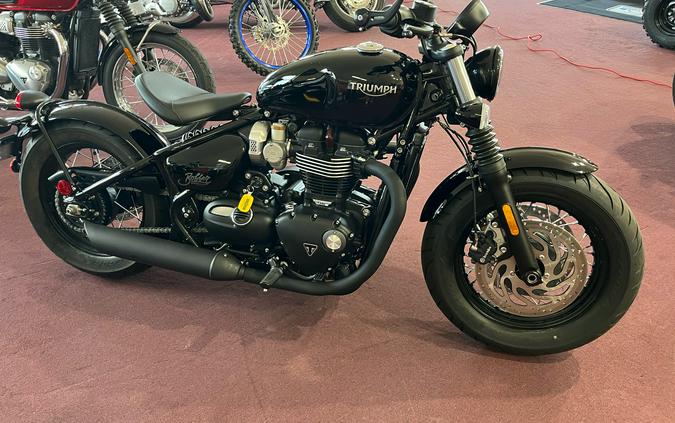 2019 Indian Scout Bobber vs. Triumph Bonneville Bobber Black: Comparison Review