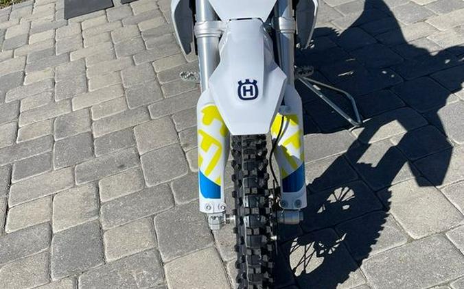 2023 Husqvarna® EE3