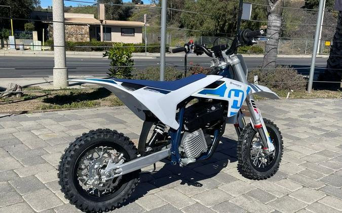 2023 Husqvarna® EE3