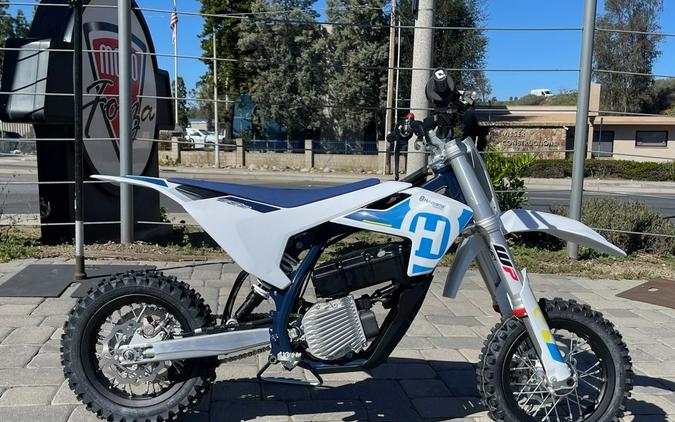 2023 Husqvarna® EE3