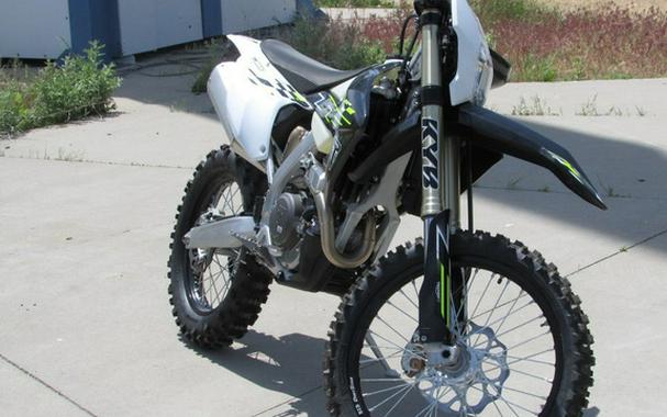 2026 Triumph TF 250-E Jet Black/Pure White