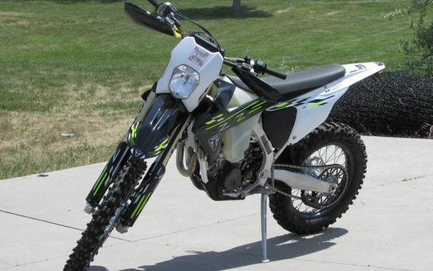 2026 Triumph TF 250-E Jet Black/Pure White