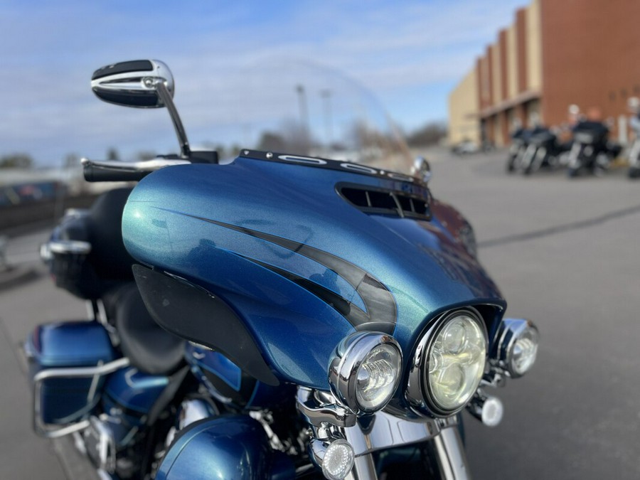 2014 Harley-Davidson® Ultra Limited FLHTK DAYTONA BLUE 643994