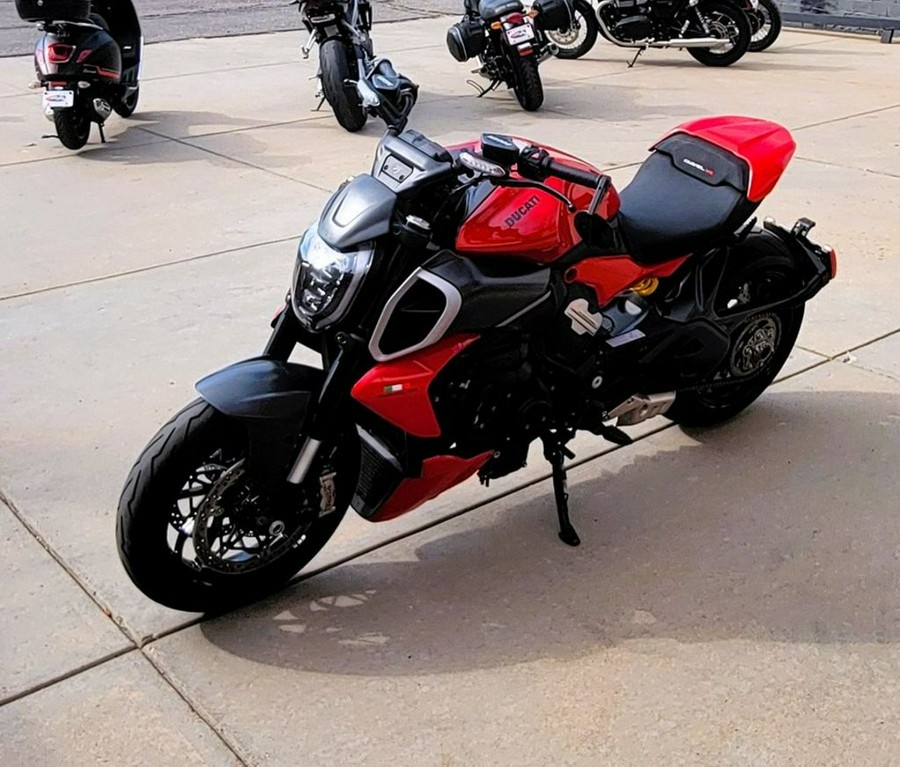 2024 Ducati Diavel V4 Red