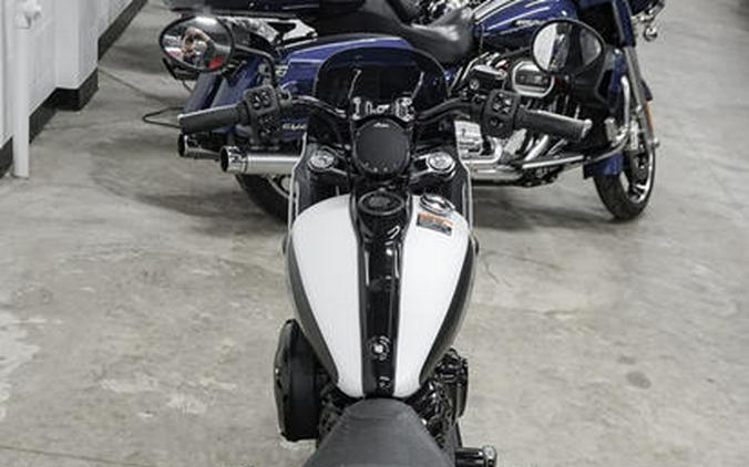 2025 Indian Motorcycle® Sport Chief Ghost White Metallic Smoke