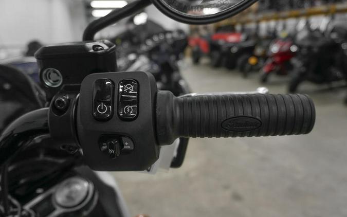 2025 Indian Motorcycle® Sport Chief Ghost White Metallic Smoke