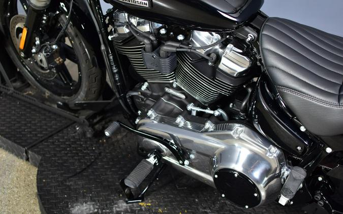 2026 Harley-Davidson Street Bob Vivid Black Chrome Laced Wheels