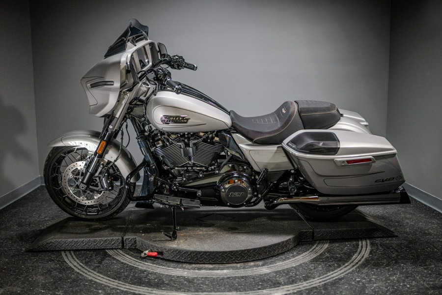 2023 CVO™ Street Glide® (FLHXSE)