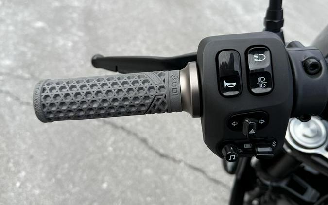 2025 Indian Motorcycle® Sport Chief RT Black Smoke