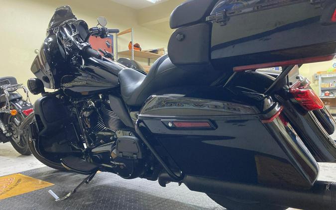 2020 Harley-Davidson® Ultra Limited – Black Option Vivid Black - Black Finish FLHTK