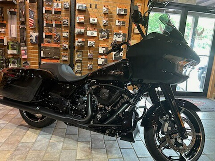 2024 Harley-Davidson Road Glide™ Vivid Black - Black Finish