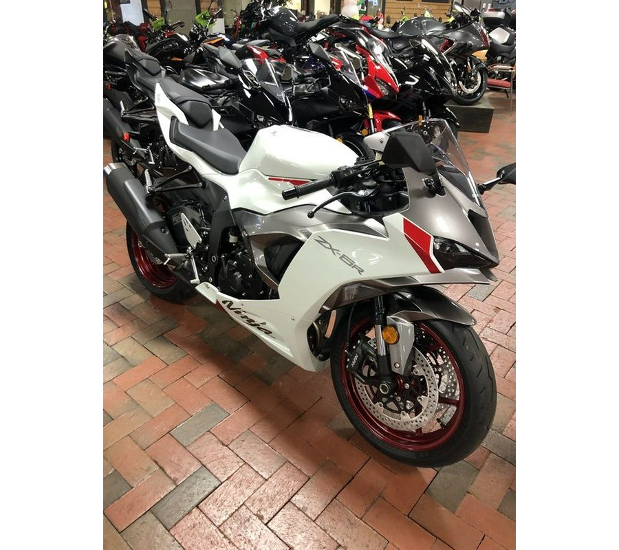 2024 Kawasaki Ninja® ZX™-6R Pearl Robotic White/Metallic Graphite Gray