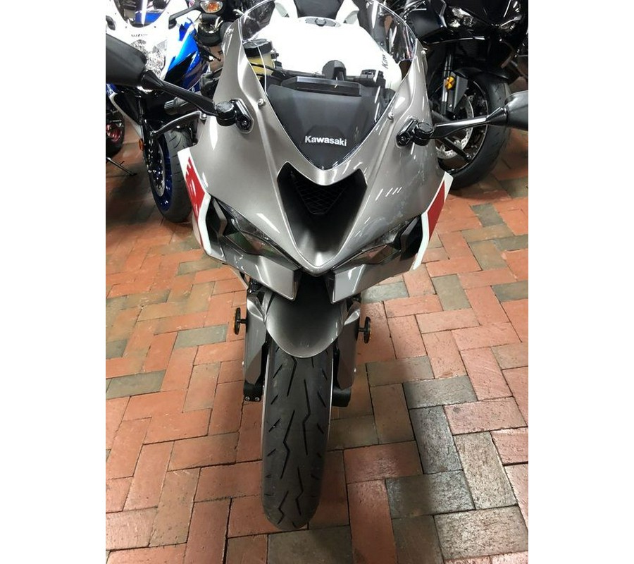 2024 Kawasaki Ninja® ZX™-6R Pearl Robotic White/Metallic Graphite Gray