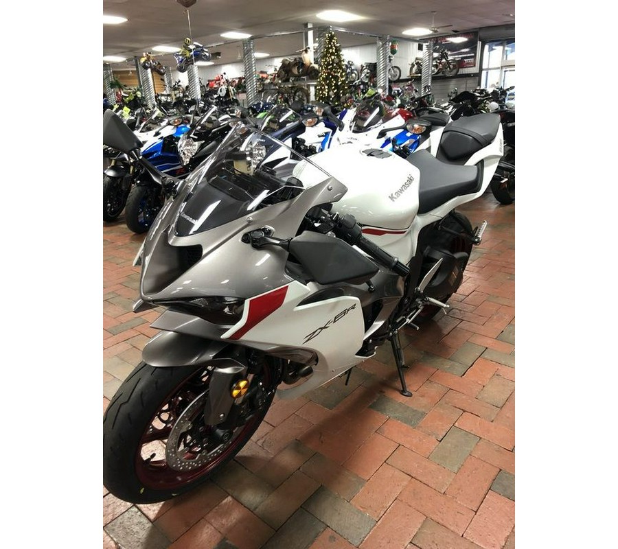 2024 Kawasaki Ninja® ZX™-6R Pearl Robotic White/Metallic Graphite Gray