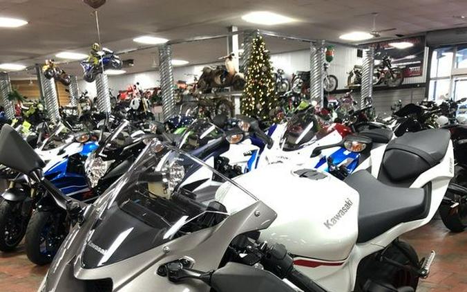 2024 Kawasaki Ninja® ZX™-6R Pearl Robotic White/Metallic Graphite Gray