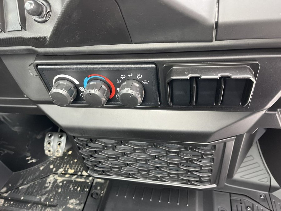 2026 Can-Am DEFENDER XT CAB HD11 W/10.25In" INFO - STEALTH BLACK