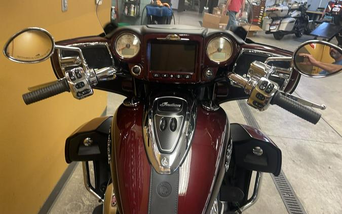 2021 Indian Motorcycle® Roadmaster® Maroon Metallic/Crimson Metallic