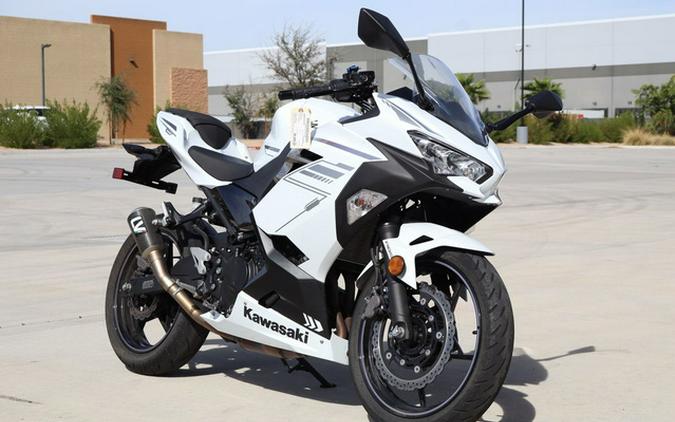 2023 Kawasaki Ninja 400 ABS Pearl Blizzard WhiteMetallic Carbon Gray