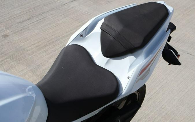 2023 Kawasaki Ninja 400 ABS Pearl Blizzard WhiteMetallic Carbon Gray