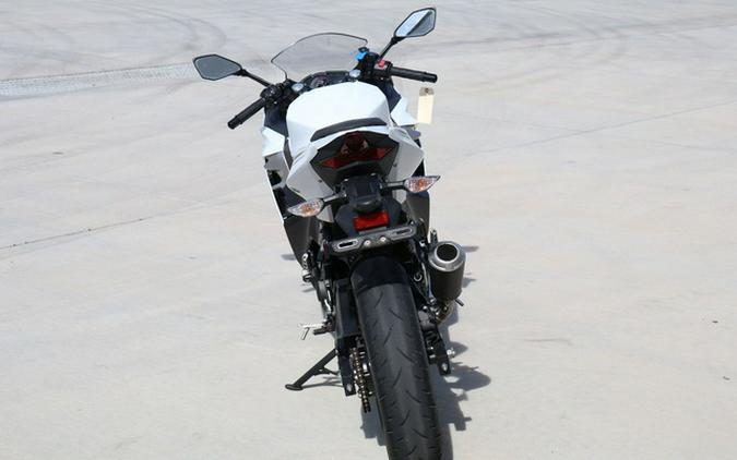 2023 Kawasaki Ninja 400 ABS Pearl Blizzard WhiteMetallic Carbon Gray