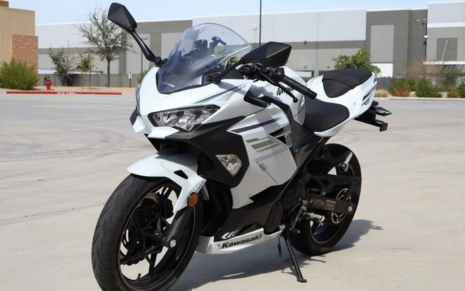 2023 Kawasaki Ninja 400 ABS Pearl Blizzard WhiteMetallic Carbon Gray
