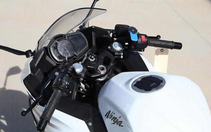 2023 Kawasaki Ninja 400 ABS Pearl Blizzard WhiteMetallic Carbon Gray