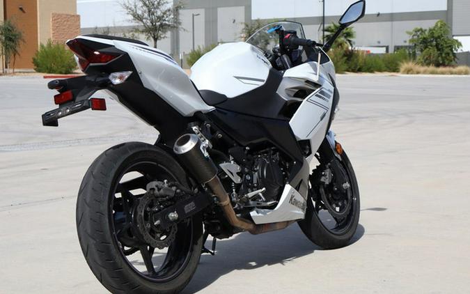 2023 Kawasaki Ninja 400 ABS Pearl Blizzard WhiteMetallic Carbon Gray